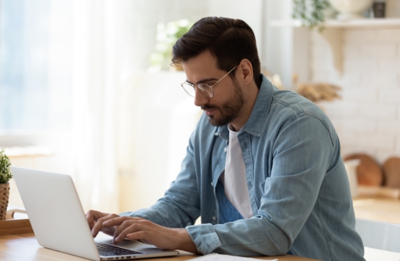 Zetaweb kurulum gerektirmez. Platform bağımsız (MS Windows, Mac OS, Linux) olarak yaygın tüm işletim sistemlerinde çalışabilen tarayıcı tabanlı bir cad programıdır. Hazırlanan projeler güvenli bir şekilde bulut ortamına kaydedilir ve her yerden erişim sağlanır.